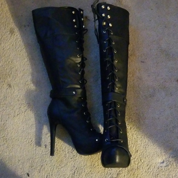 Fashion Boots - Picture 2 of 3